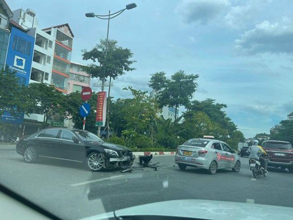 Hà Nội: Mercedes S500 vỡ nát đầu sau va chạm với xe taxi - Ảnh 1