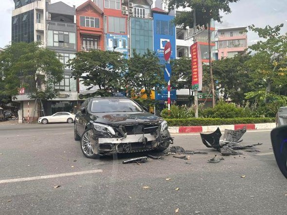Hà Nội: Mercedes S500 vỡ nát đầu sau va chạm với xe taxi - Ảnh 2