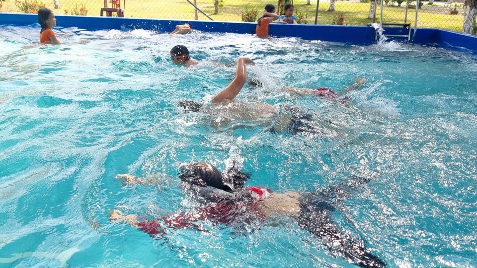 Thiếu nhi học bơi ở trường tiểu học Nghĩa Ch&aacute;nh.