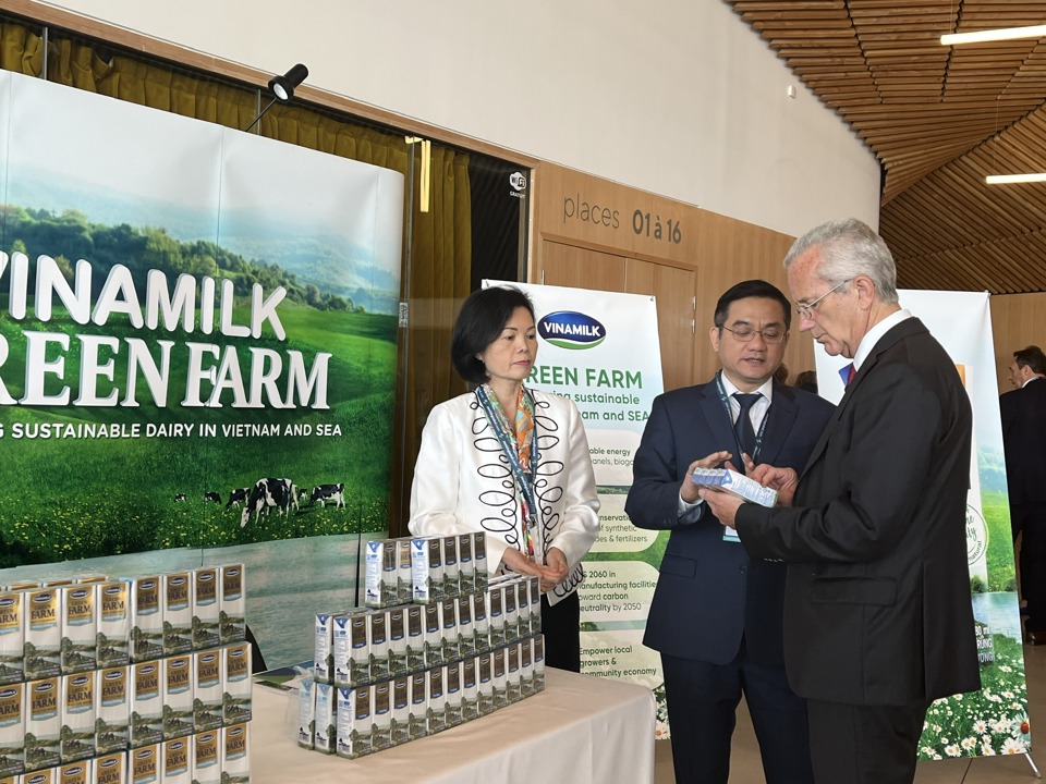 &Ocirc;ng Richard Hall v&agrave; c&aacute;c đại diện Vinamilk trao đổi th&ecirc;m về m&ocirc; h&igrave;nh Green Farm đ&atilde; được Vinamilk x&acirc;y dựng tại Việt Nam