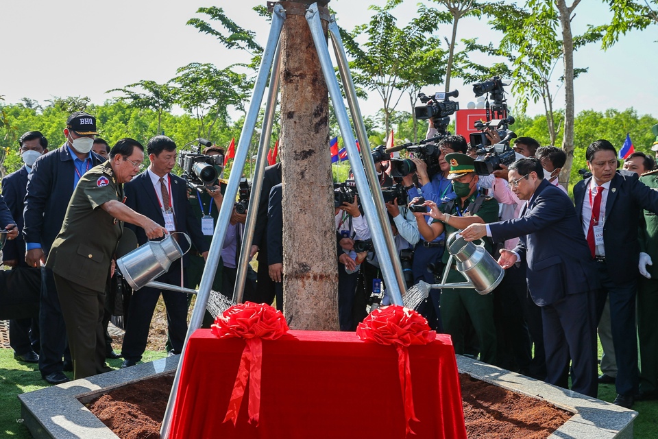 Thủ tướng Phạm Minh Ch&iacute;nh v&agrave; Thủ tướng Hun Sen trồng c&acirc;y hữu nghị tại khu vực X16 (khu vực ph&iacute;a Việt Nam) - Ảnh: VGP/Nhật Bắc