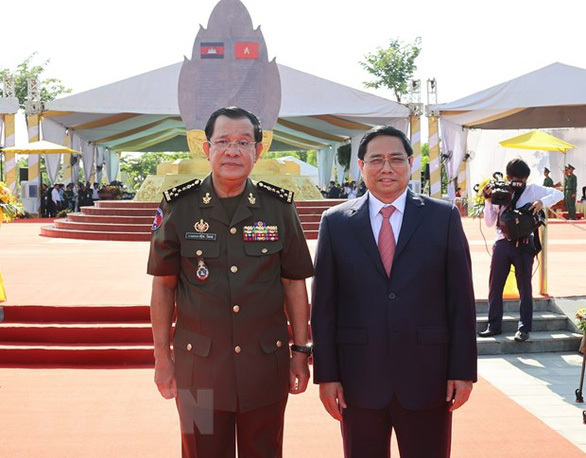 Thủ tướng Phạm Minh Ch&iacute;nh v&agrave; Thủ tướng Campuchia Samdech Techo Hun Sen chụp ảnh chung. Ảnh: TTXVN