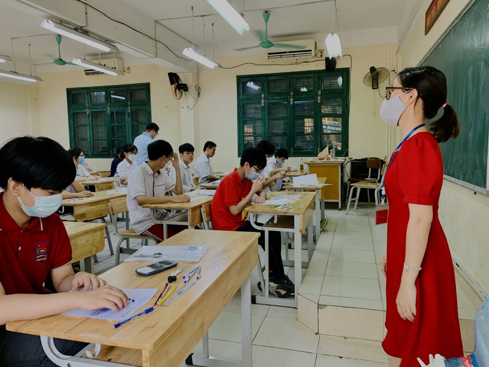 Cán bộ coi thi tại điểm thi THPT Nguyễn Thị Minh Khai (quận Bắc Từ Liêm) phổ biến quy chế thi cho thí sinh (Ảnh: Nam Du)