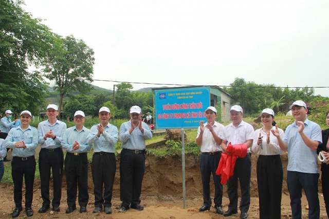 &nbsp;Đại diện l&atilde;nh đạo UBND thị x&atilde; Kỳ Anh, UBND x&atilde; Kỳ Hoa c&ugrave;ng c&ocirc;ng ty Formosa H&agrave; Tĩnh k&eacute;o băng kh&aacute;nh th&agrave;nh, đưa v&agrave;o sử dụng tuyến đường. &nbsp;