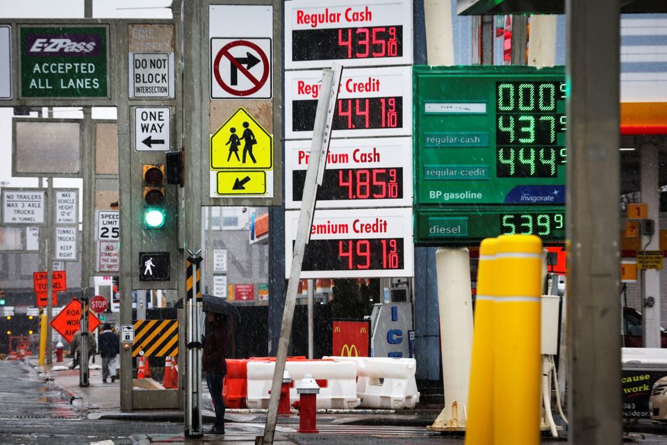 Giá xăng được hiển thị tại một trạm xăng, sau khi Nga xâm lược Ukraine, ở Thành phố Jersey, New Jersey, Hoa Kỳ.