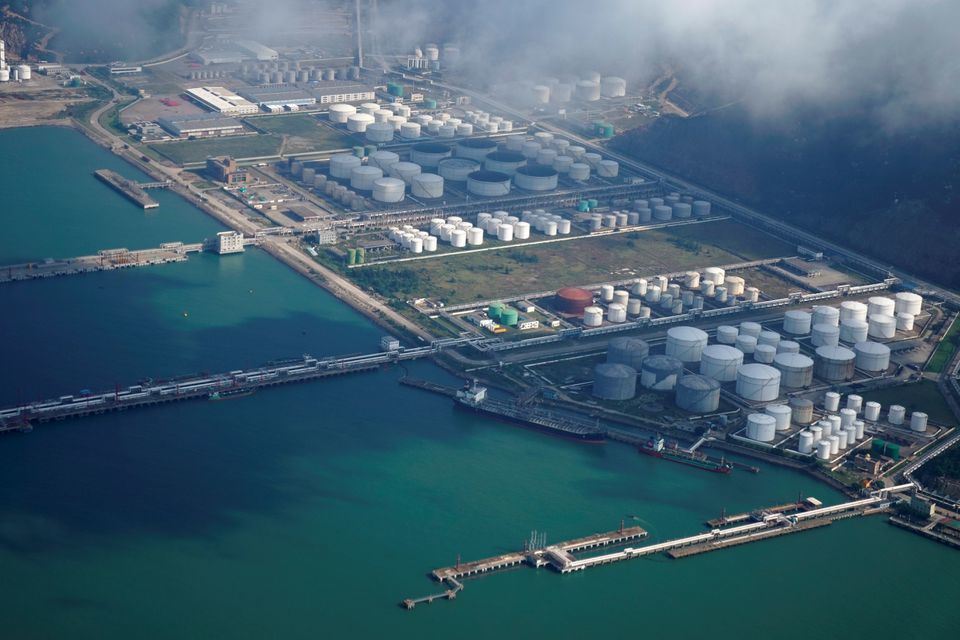 C&aacute;c th&ugrave;ng dầu th&ocirc; tại một cảng Trung Quốc. Ảnh: Reuters