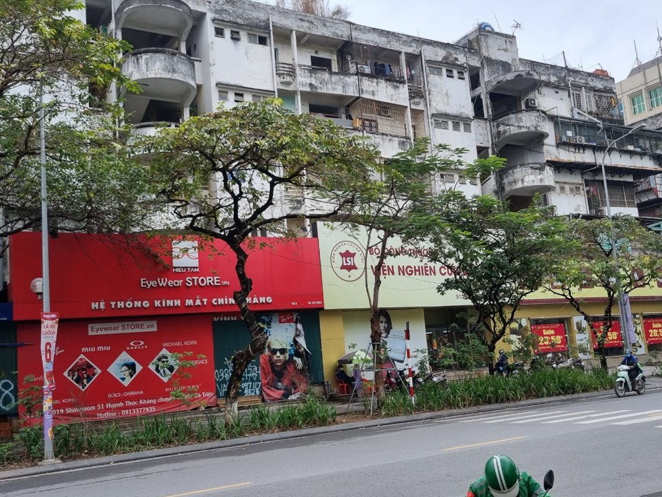 Nh&agrave; chung cư cũ s&ocirc; 51 Huỳnh Th&uacute;c Kh&aacute;ng.