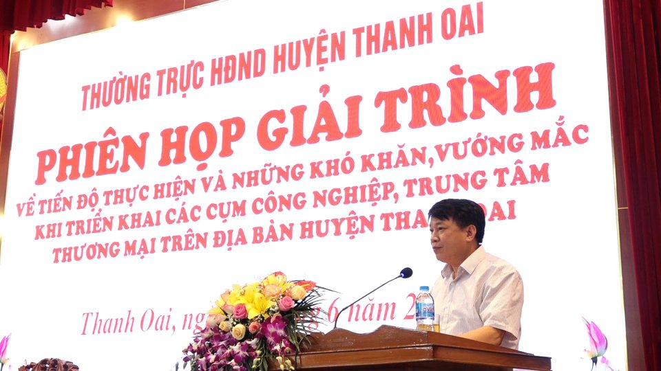 Ph&oacute; Chủ tịch UBND huyện Thanh Oai Nguyễn Trọng Khiển b&aacute;o c&aacute;o những kh&oacute; khăn, vướng mắc trong thực hiện c&aacute;c dự &aacute;n cụm c&ocirc;ng nghiệp