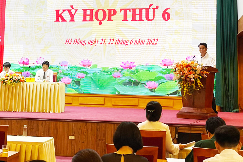 B&iacute; thư Quận ủy Nguyễn Thanh Xu&acirc;n ph&aacute;t biểu tại kỳ họp.