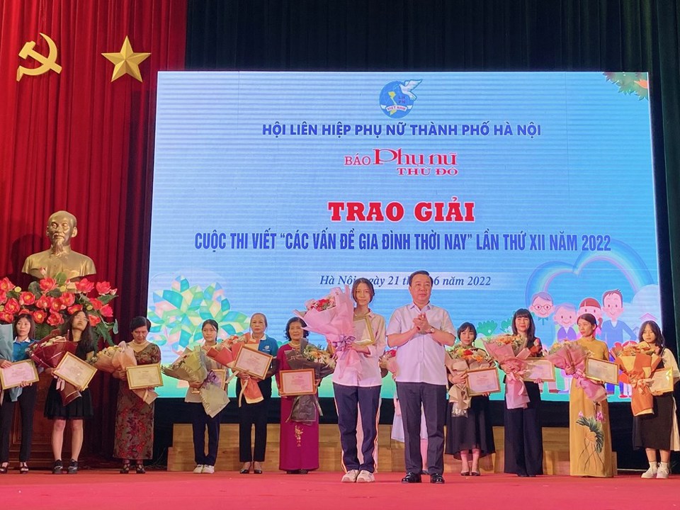 Ph&oacute; Chủ tịch UBND TP H&agrave; Nội Chử Xu&acirc;n Dũng trao giải Nh&igrave; cho t&aacute;c giả tham dự cuộc thi viết &ldquo;C&aacute;c vấn đề gia đ&igrave;nh thời nay&rdquo; lần thứ XII năm 2022.&nbsp;