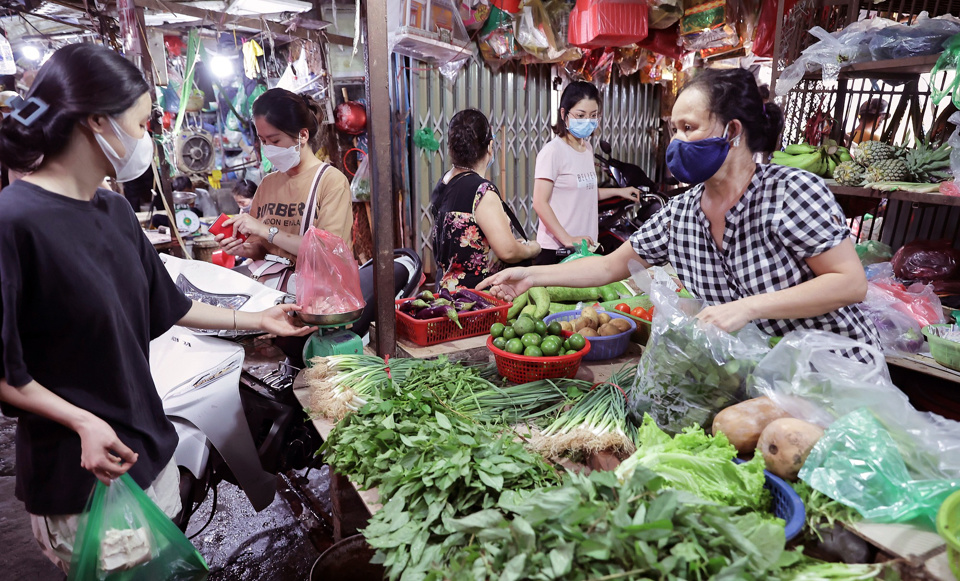 Người ti&ecirc;u d&ugrave;ng mua rau xanh tại chợ Kim Li&ecirc;n (Đống Đa).