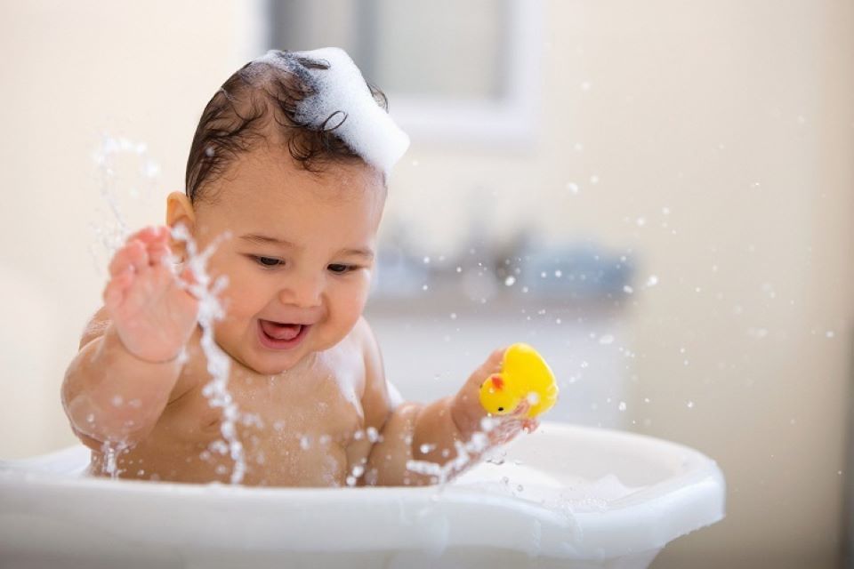 7 sai lầm thường gặp khi tắm cho trẻ mà cha mẹ nên biết - Ảnh 1