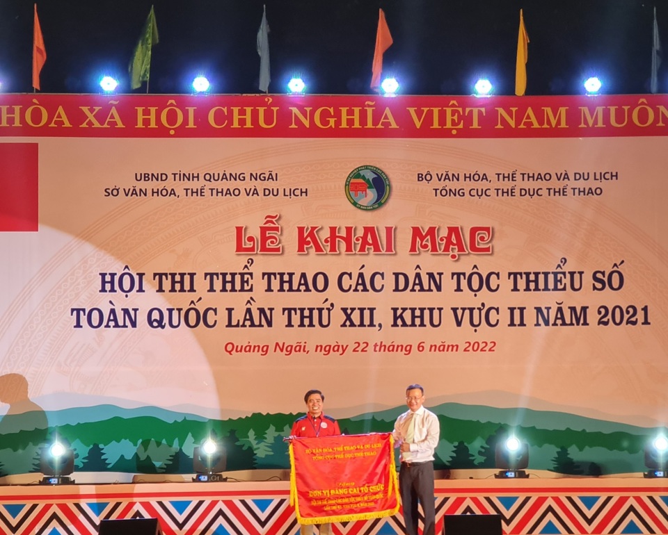 Tổng cục Thể dục Thể thao tặng cờ cho đơn vị đăng cai.