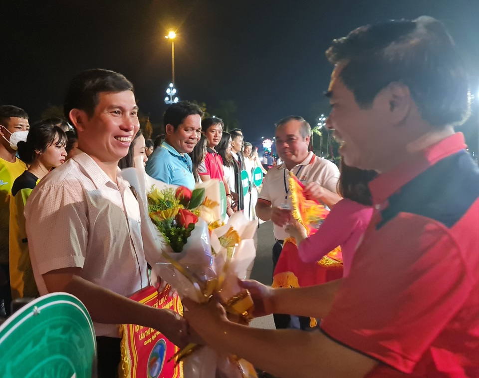 L&atilde;nh đạo tỉnh Quảng Ng&atilde;i tặng hoa cho c&aacute;c đơn vị tham gia.