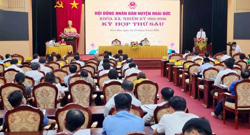 Ph&oacute; Chủ tịch UBND huyện Ho&agrave;i Đức Nguyễn Trung Thuận b&aacute;o c&aacute;o t&igrave;nh h&igrave;nh ph&aacute;t triển kinh tế&nbsp; - x&atilde; hội trước tại Kỳ họp&nbsp;