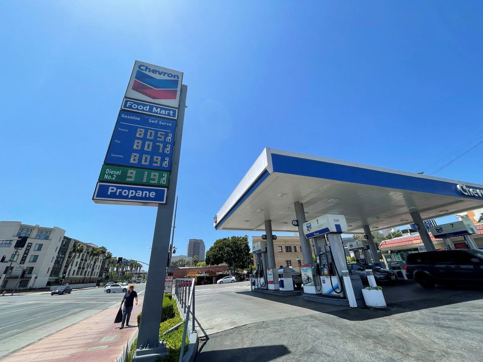 Một trạm xăng tại Chevron, TP Los Angeles, bang California, Mỹ. Ảnh: Reuters
