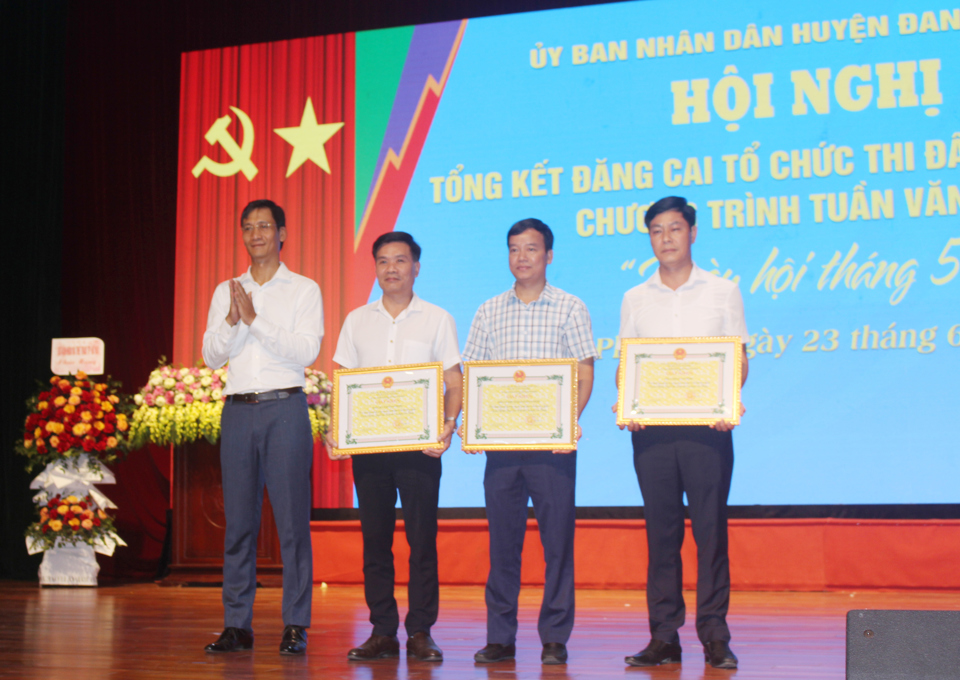Chủ tịch UBND huyện Đan Phượng L&ecirc; Thanh Nam trao Giấy khen cho c&aacute;c tập thể c&oacute; th&agrave;nh t&iacute;ch xuất sắc trong tổ chức SEA Games 31.