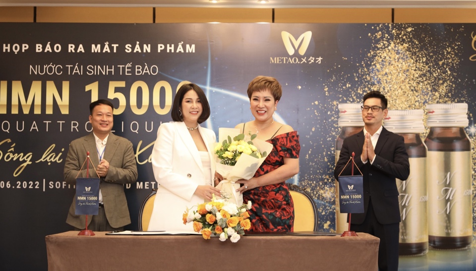 B&agrave; Đ&agrave;o Thị Thoan - CEO C&ocirc;ng ty cổ phần NMN Việt Nam (&aacute;o trắng) tặng hoa cho đại diện đơn vị ph&acirc;n phối sản phẩm NMN 15000