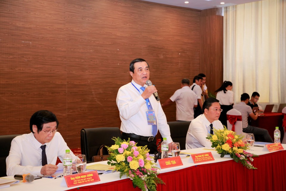 B&iacute; thư Tỉnh ủy Quảng Nam Phan Việt Cường ph&aacute;t biểu tại hội thảo.