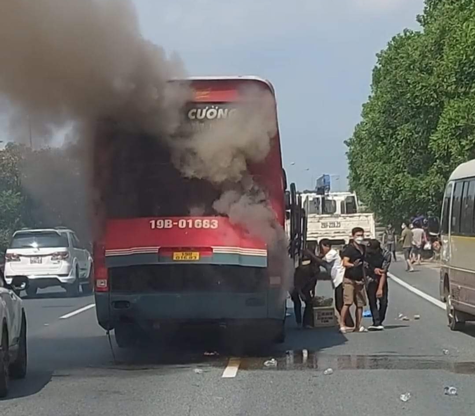 Xe khách cháy dữ dội trên Đại lộ Thăng Long - Ảnh 1