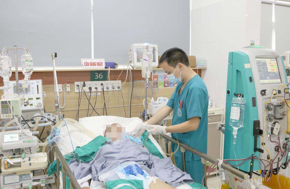 Bệnh viện Bạch Mai điều trị cho 4 bệnh nhân bị ngộ độc nặng sau khi ăn bánh trôi ngô mốc. Ảnh: Trần Tháo
