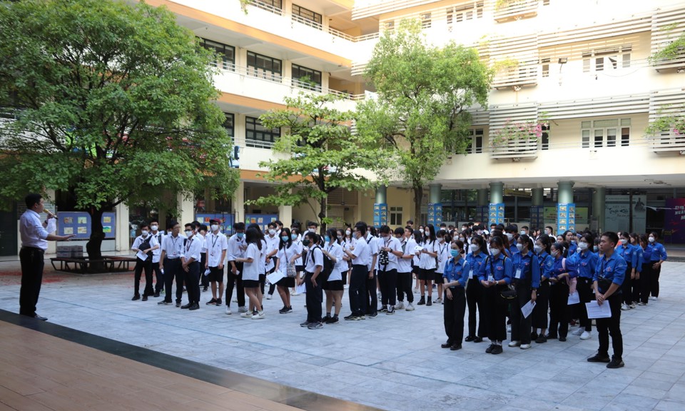 125 tình nguyện viên là học sinh của nhà trường và sinh viên ĐH Sư phạm Hà Nội đã có mặt rất sớm tại điểm thi, nhiệt tình tham gia các hoạt động hướng dẫn, động viên tinh thần thí sinh