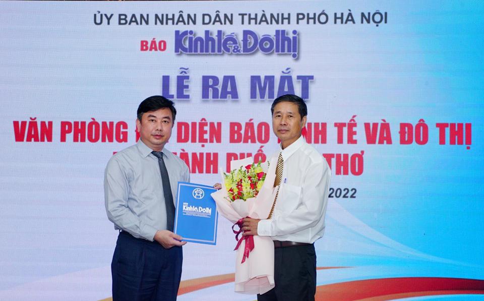 Tổng Biên tập báo Kinh tế & Đô thị trao quyết định bổ nhiệm nhà báo Hoàng Tiến Dũng (bút danh Hồng Lĩnh) làm Trưởng Văn phòng đại diện báo Kinh tế & Đô thị tại TP Cần Thơ.