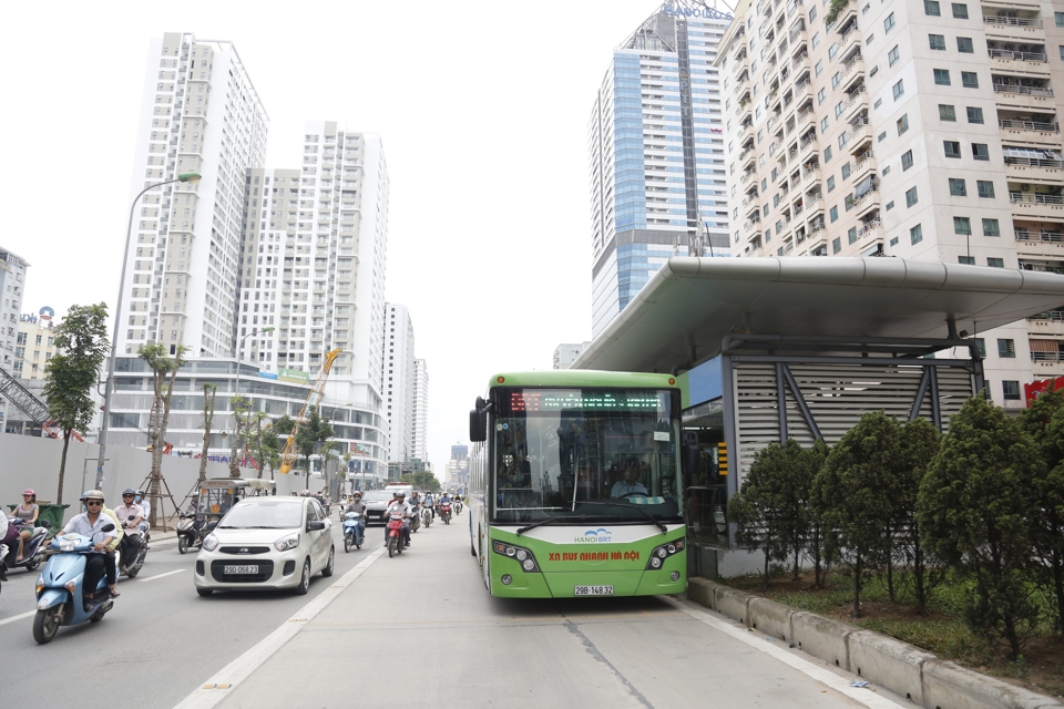 Xe buýt BRT trên đường Lê Văn Lương. Ảnh: Hải Linh