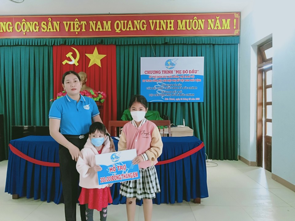 Em Nguyễn Thị Thanh Tuyền (b&igrave;a phải) được nhận đỡ đầu từ th&aacute;ng 1/2022.