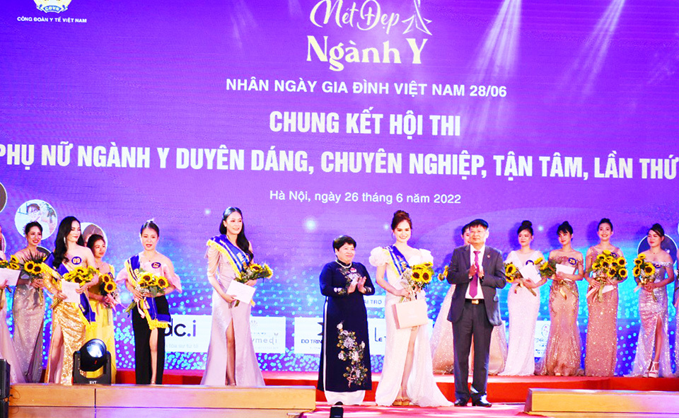 Ban Tổ chức trao Giải đặc biệt cho th&iacute; sinh Phạm Thị Chung (Bệnh viện Bạch Mai).