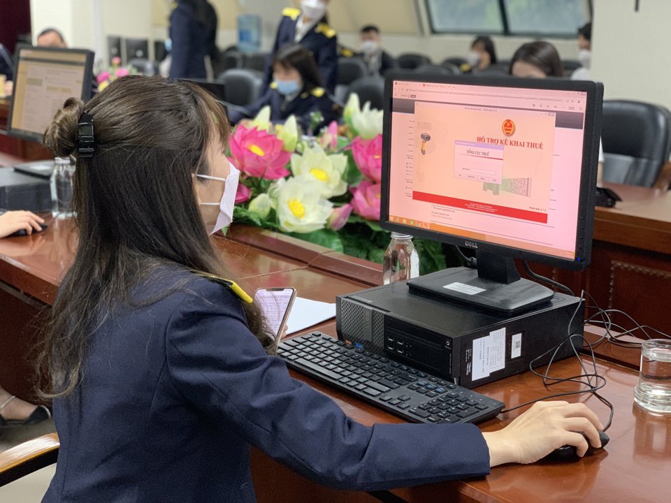 Cán bộ Cục Thuế TP Hà Nội hỗ trợ giải đáp các thắc mắc của người nộp thuế qua kênh trực tuyến. Ảnh: Nha Trang