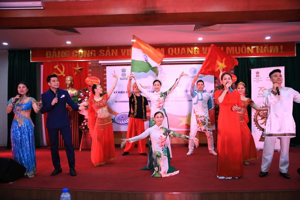 Tr&igrave;nh diễn ca nhạc kỷ niệm quan hệ Việt Nam - Ấn Độ tại buổi lễ.&nbsp;