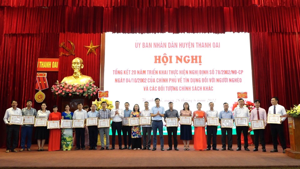 Đại diện l&atilde;nh đạo huyện Thanh Oai trao tặng Giấy khen cho c&aacute;c tập thể, c&aacute; nh&acirc;n tr&ecirc;n địa b&agrave;n huyện c&oacute; th&agrave;nh t&iacute;ch xuất sắc trong việc thực hiện Nghị định 78 của Ch&iacute;nh phủ.