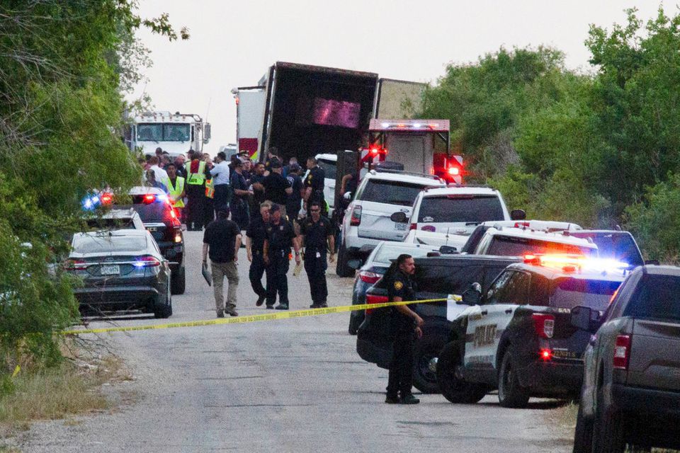 C&aacute;c nh&acirc;n vi&ecirc;n thực thi ph&aacute;p luật tại hiện trường nơi t&igrave;m thấy chiếc xe tải chứa thi thể ở San Antonio, Texas, Mỹ. Ảnh: Reuters
