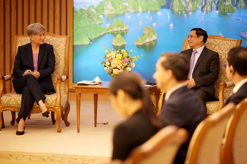 Bộ trưởng Bộ Ngoại giao Australia Penny Wong trao đổi với Thủ tướng Phạm Minh Ch&iacute;nh. Ảnh: ĐSQ