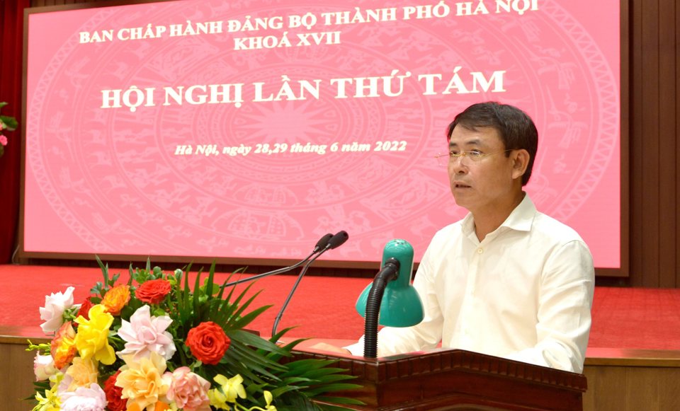 Ph&oacute; Chủ tịch UBND TP Nguyễn Trọng Đ&ocirc;ng b&aacute;o c&aacute;o tại Hội nghị