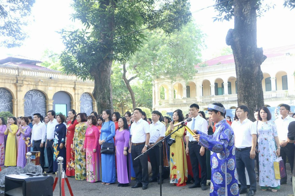 Đại biểu công đoàn ngành Giáo dục Thủ đô báo công tại Hoàng Thành Thăng Long
