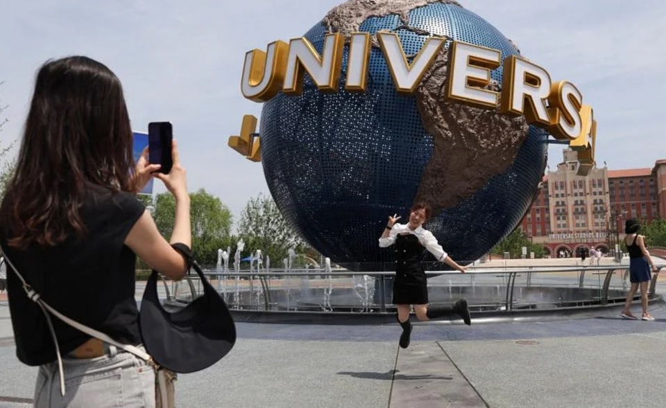 Du kh&aacute;ch tại khu nghỉ dưỡng Universal Studios, mở cửa trở lại v&agrave;o tuần trước tại Bắc Kinh. Ảnh: Reuters