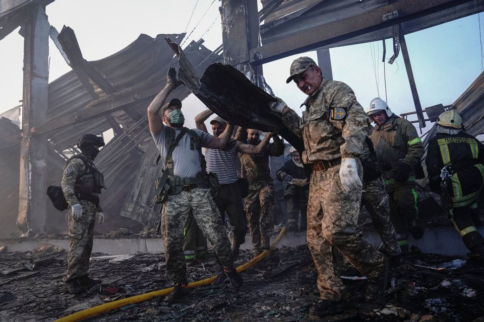 Nh&acirc;n vi&ecirc;n cứu hộ tại hiện trường vụ tấn c&ocirc;ng v&agrave;o trung t&acirc;m thương mại ở Ukraine. Ảnh: Reuters