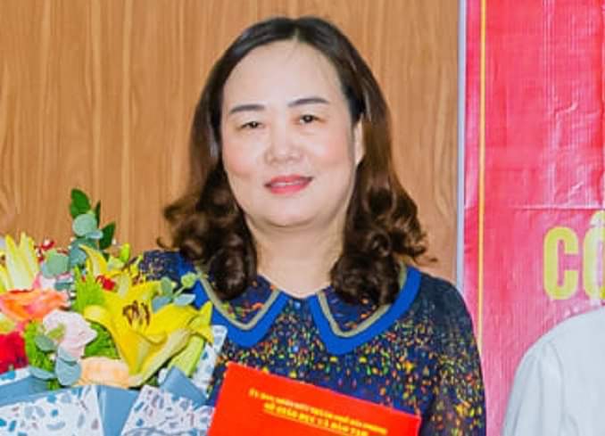B&agrave; Nguyễn Thị Phương Hoa, cựu Hiệu trưởng Trường THPT Nguyễn Tr&atilde;i.