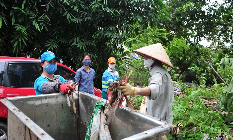 Xử lý vi phạm và tổng vệ sinh môi trường khu vực bờ vở sông Hồng - Ảnh 4