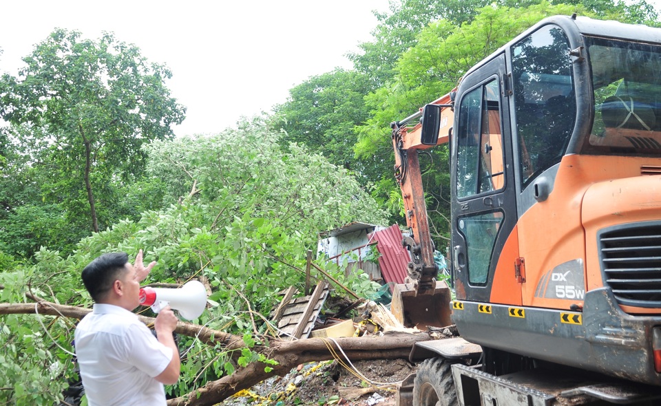 L&atilde;nh đạo UBND c&aacute;c phường Ph&uacute;c T&acirc;n, Chương Dương triển khai xử l&yacute; vi phạm v&agrave; tổng vệ sinh m&ocirc;i trường khu vực bờ vở s&ocirc;ng Hồng