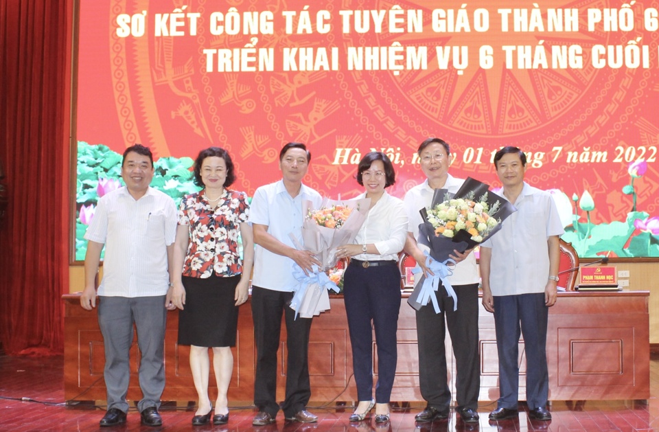 Trưởng Ban Tuy&ecirc;n gi&aacute;o Th&agrave;nh ủy H&agrave; Nội B&ugrave;i Huyền Mai tặng hoa chia tay Trưởng ban, Ph&oacute; Trưởng ban Tuy&ecirc;n gi&aacute;o, Ph&oacute; Gi&aacute;m đốc Trung t&acirc;m ch&iacute;nh trị quận, huyện nghỉ chế độ