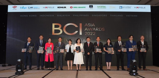 vBà Nguyễn Thị Hạnh - Tổng Giám đốc Flamingo Group (thứ 3 từ trái qua) cùng đại diện các đơn vị thắng giải trên sân khấu BCI Asia Awards 2022