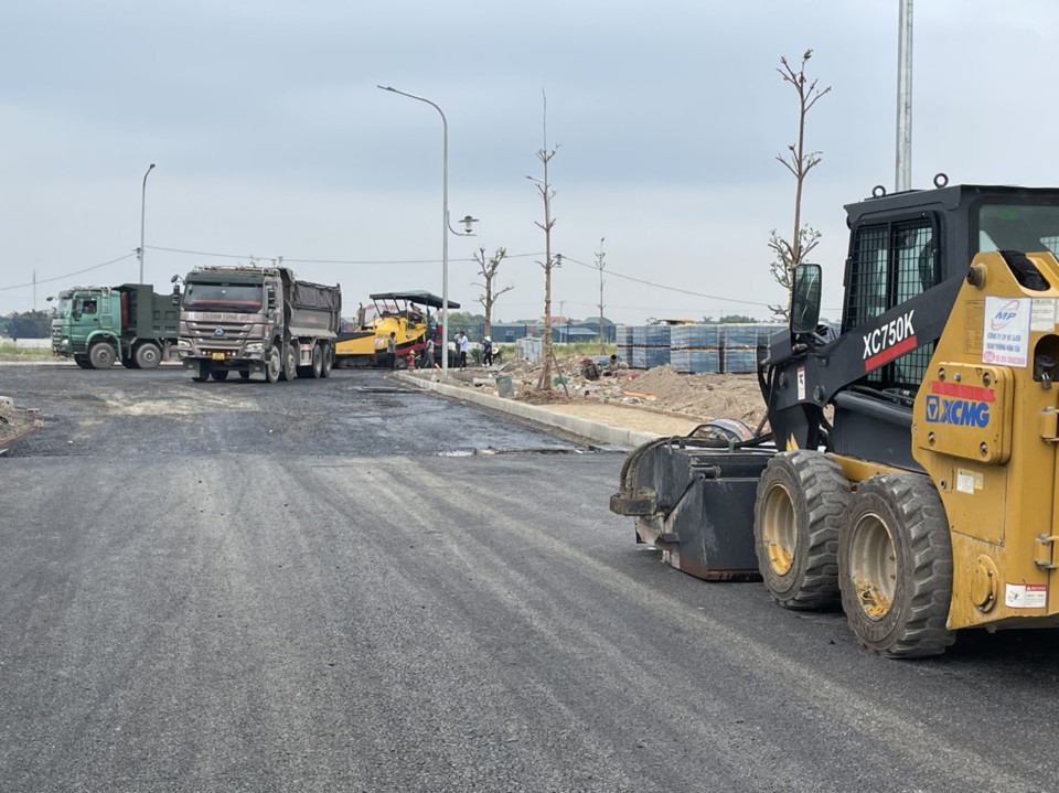 Chủ đầu tư x&acirc;y dựng CCN l&agrave;ng nghề Đại Thắng đẩy nhanh tiến độ thi c&ocirc;ng c&aacute;c hạng mục để sớm b&agrave;n giao dự &aacute;n đưa v&agrave;o hoạt động