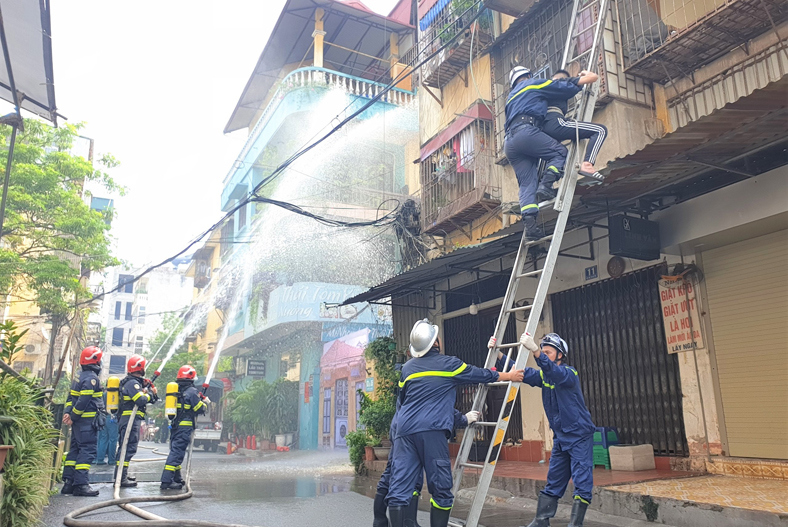 Cứu người bị nạn trong đ&aacute;m ch&aacute;y trong t&igrave;nh huống diễn tập.