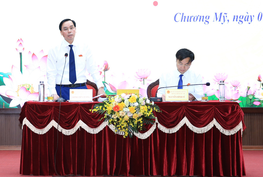 Chủ tịch HĐND huyện Chương Mỹ Trịnh Tiến Tường điều h&agrave;nh kỳ họp.