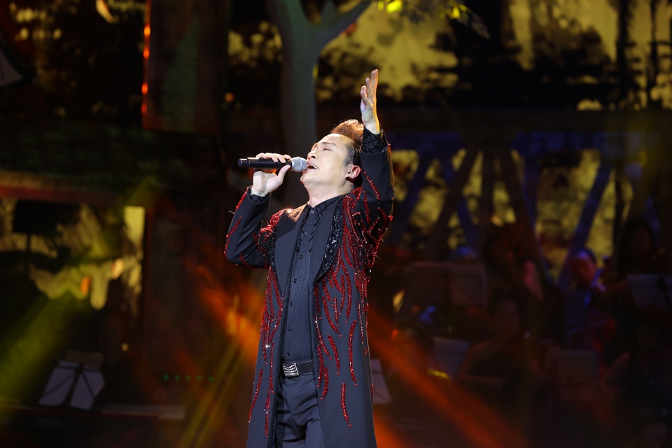 Ca sĩ T&ugrave;ng Dương biểu diễn trong live concert "Trở về ng&agrave;y y&ecirc;u thương".