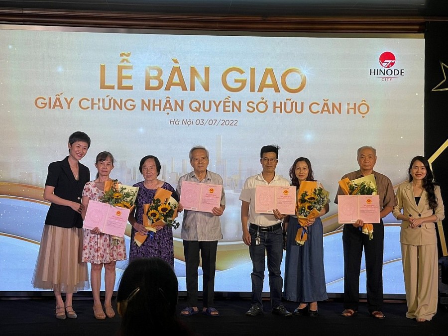 &nbsp;Cư d&acirc;n vui mừng khi nhận được Giấy chứng nhận quyền sở hữu căn hộ&nbsp;