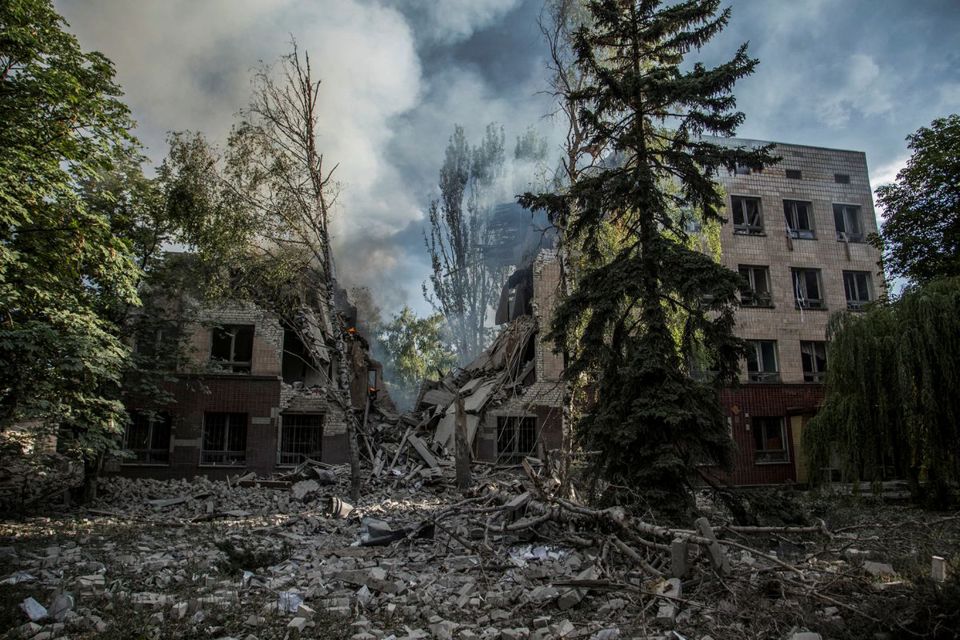 Kh&oacute;i bốc l&ecirc;n tr&ecirc;n phần c&ograve;n lại của một t&ograve;a nh&agrave; bị ph&aacute; hủy trong một cuộc tấn c&ocirc;ng&nbsp; của Nga tại TP Lysychansk, v&ugrave;ng Luhansk, Ukraine. Ảnh: Reuters